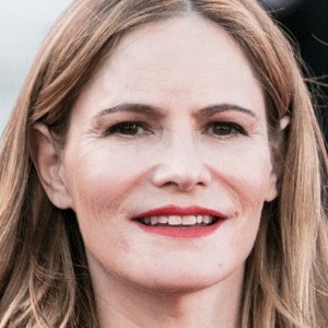 Jennifer Jason Leigh