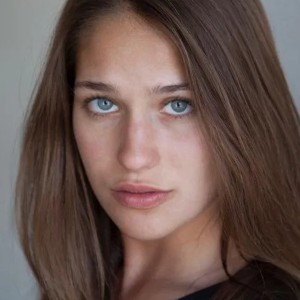 lola kirke